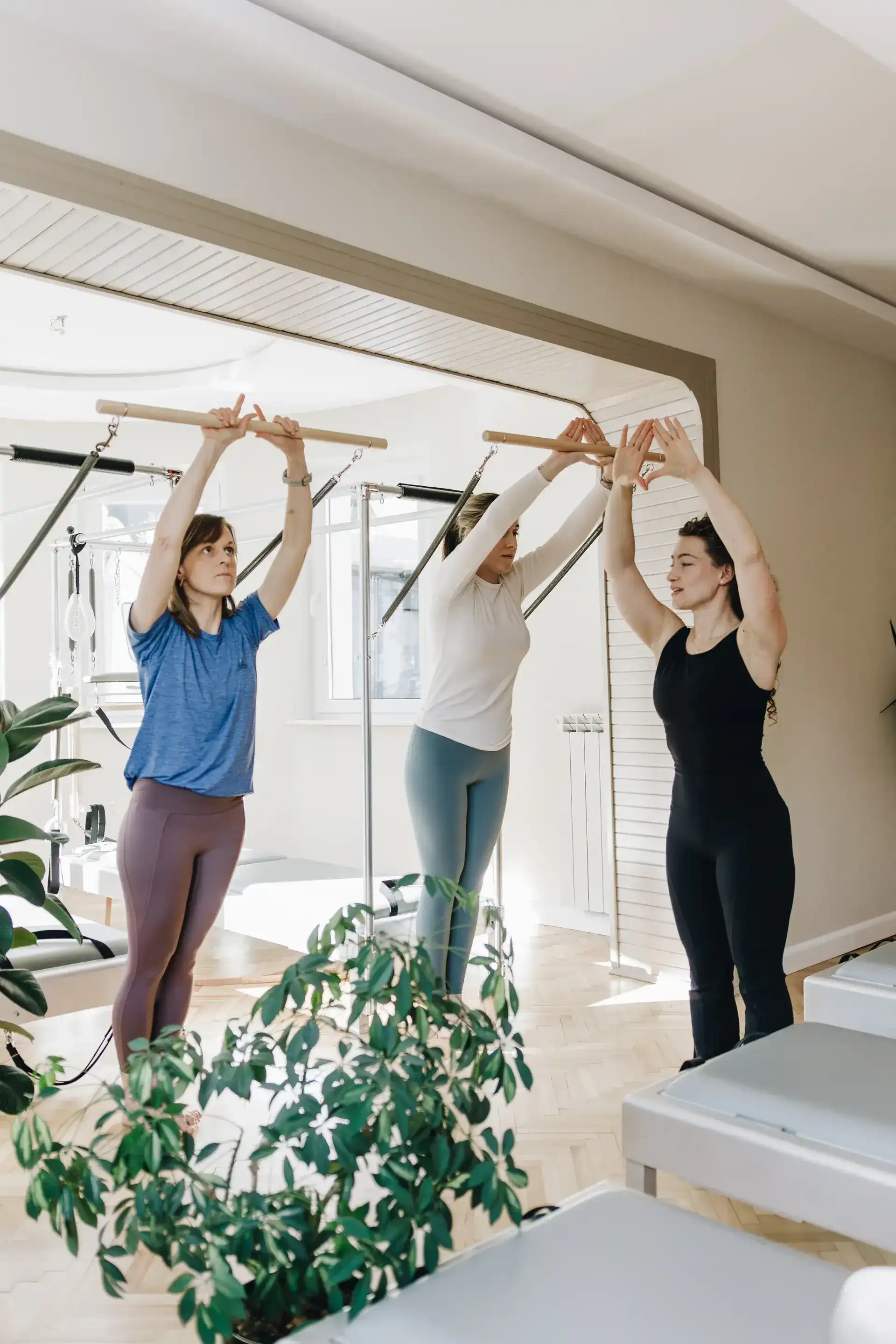 Kobiety ćwiczą pilates w duecie